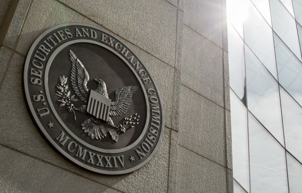 SEC поможет инвесторам спастись от аферистов с помощью фейкового ICO